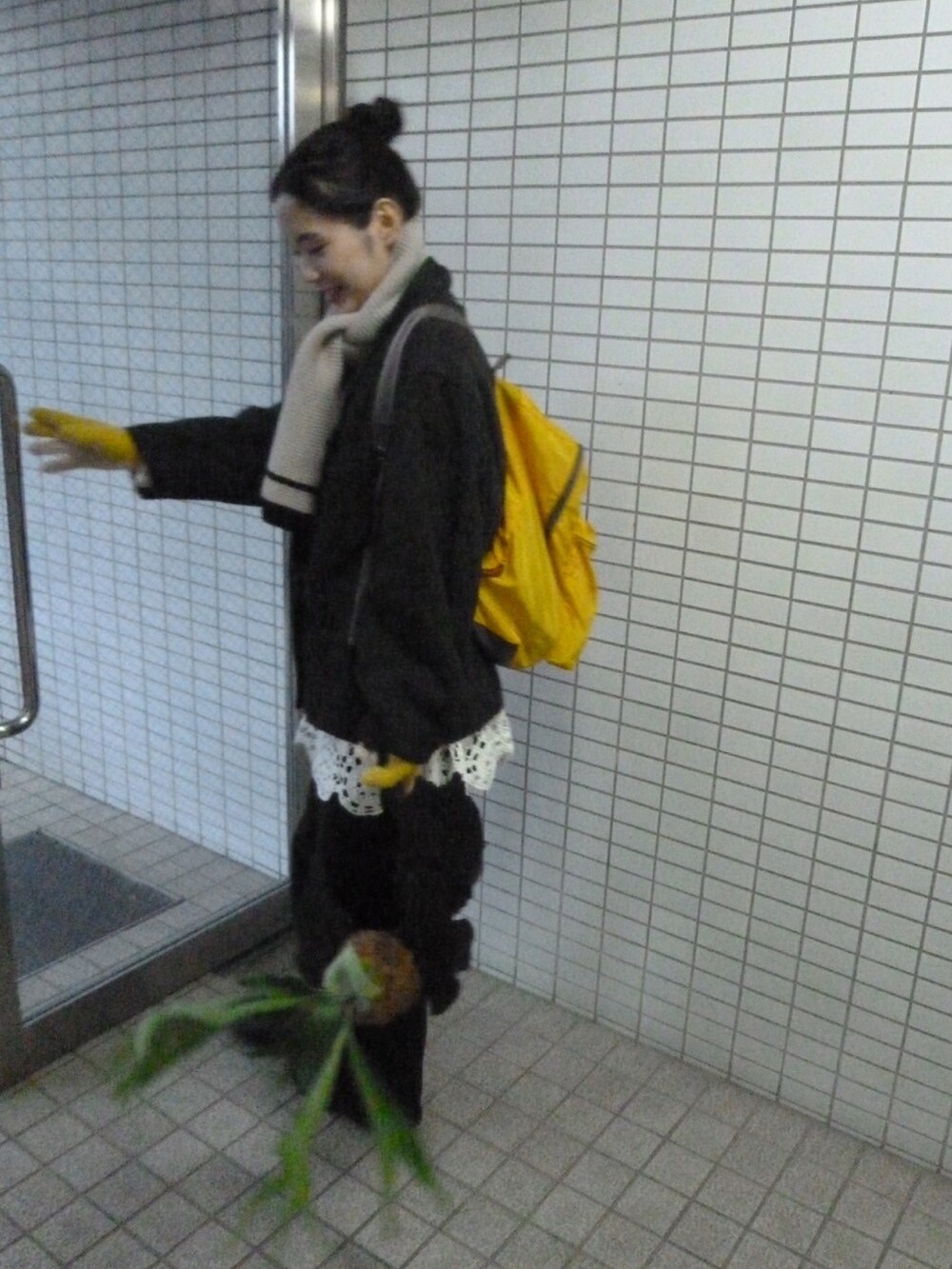 イエロー系のバックパック/リュックを着用したレディースの冬コーディネートの2枚目の写真