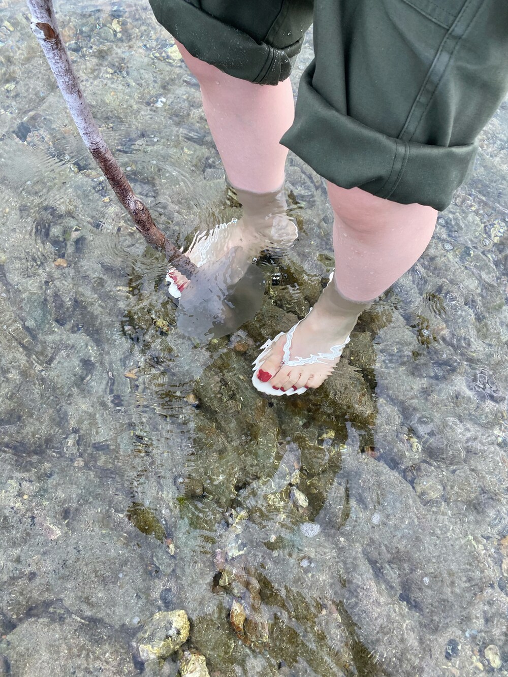 グリーン系のカーゴパンツ、ベージュ系のビーチサンダル、ベージュ系のシャツ/ブラウスを着用したレディースの春コーディネートの3枚目の写真