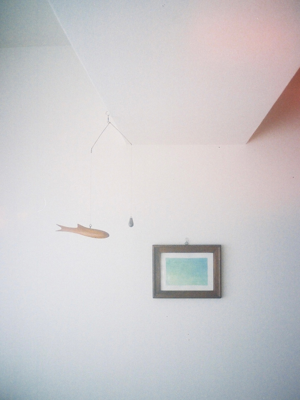 ベージュ系のその他パンツ、ブラック系のトートバッグ、ブラック系のローファーを着用したレディースの秋コーディネートの3枚目の写真