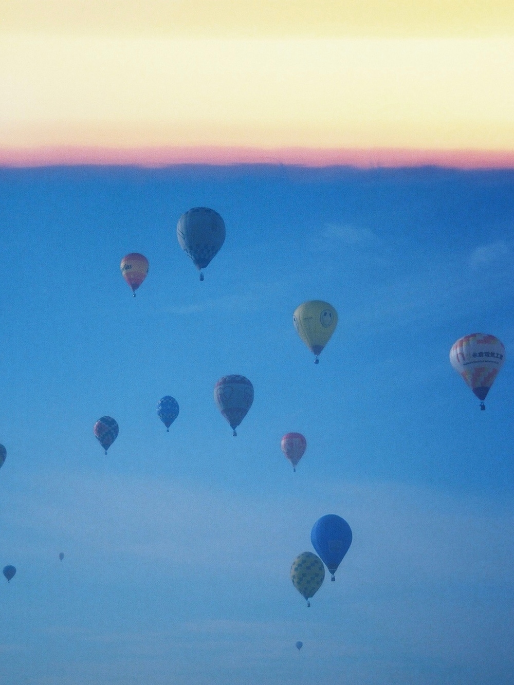 ベージュ系のその他パンツ、ブラック系のトートバッグ、ブラック系のローファーを着用したレディースの秋コーディネートの4枚目の写真