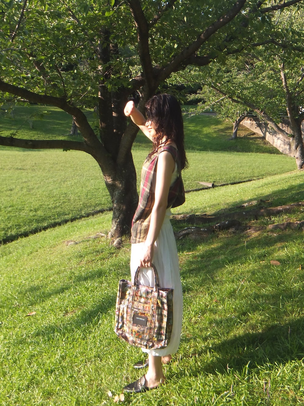 その他のショルダーバッグを着用したレディースの夏コーディネートの2枚目の写真