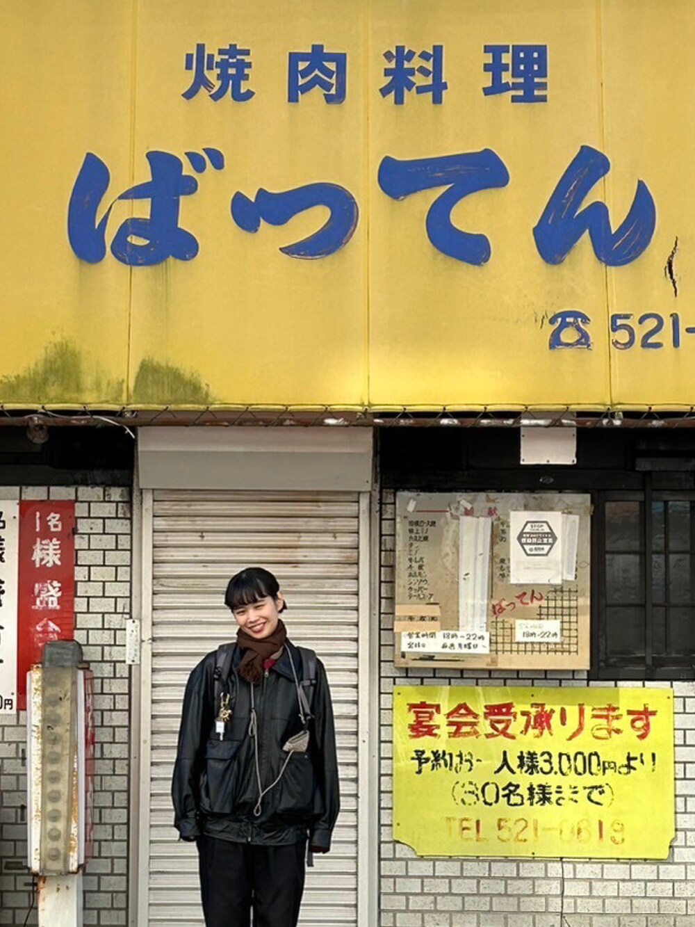 ブラック系のその他パンツ、ブラウン系のサンダル、ブラック系のブルゾンを着用したレディースの秋コーディネートの2枚目の写真