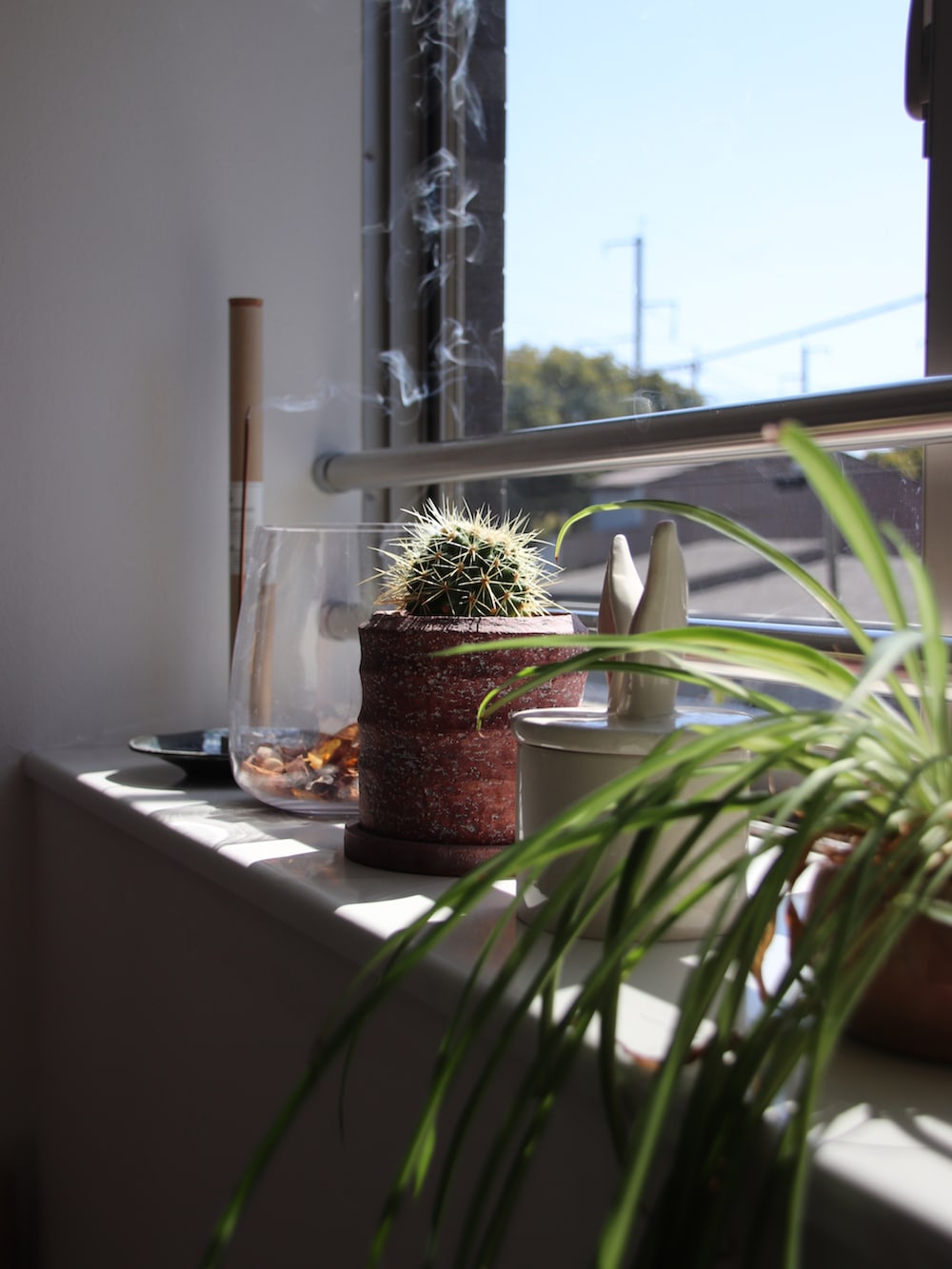 グリーン系のスウェットパンツ、ベージュ系のサンダル、ブラック系のスウェットを着用したレディースの春コーディネートの4枚目の写真