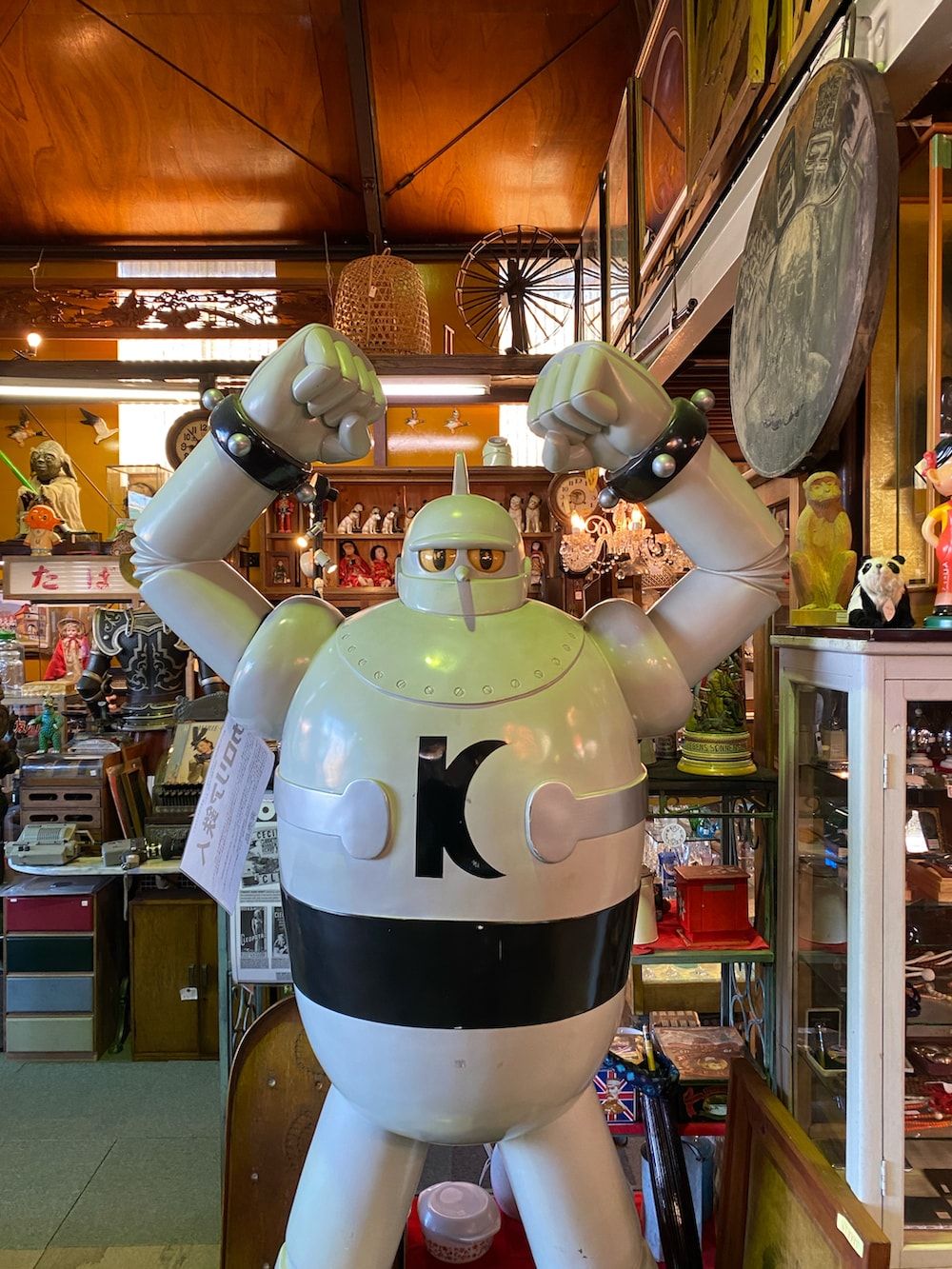 グリーン系のスウェットパンツ、ベージュ系のサンダル、ブラック系のスウェットを着用したレディースの春コーディネートの3枚目の写真