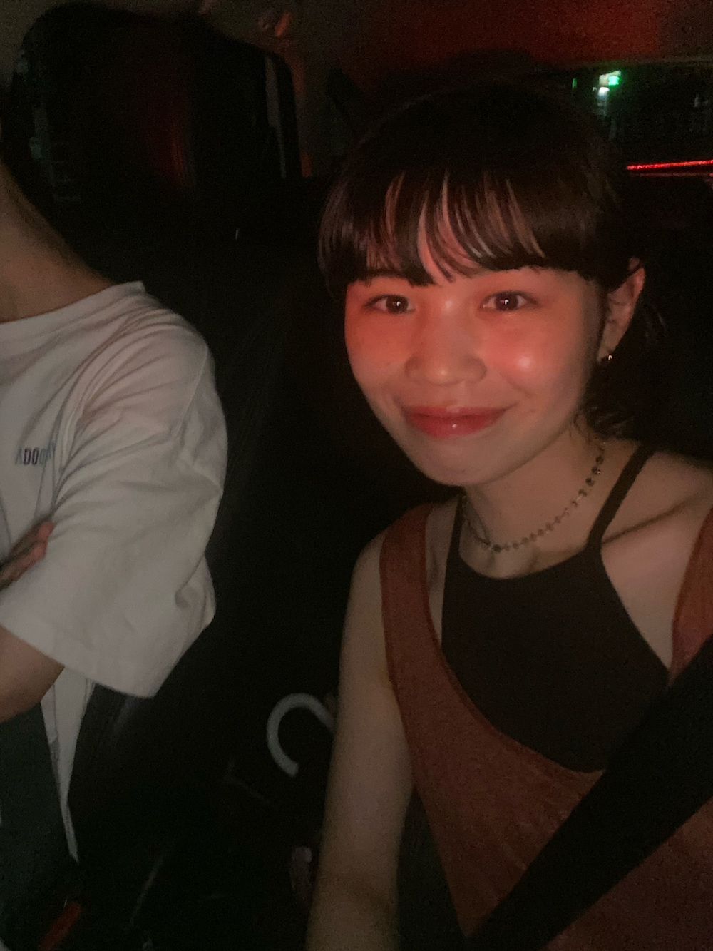 イエロー系のバックパック/リュック、ブラック系のパンツを着用したレディースの夏コーディネートの3枚目の写真