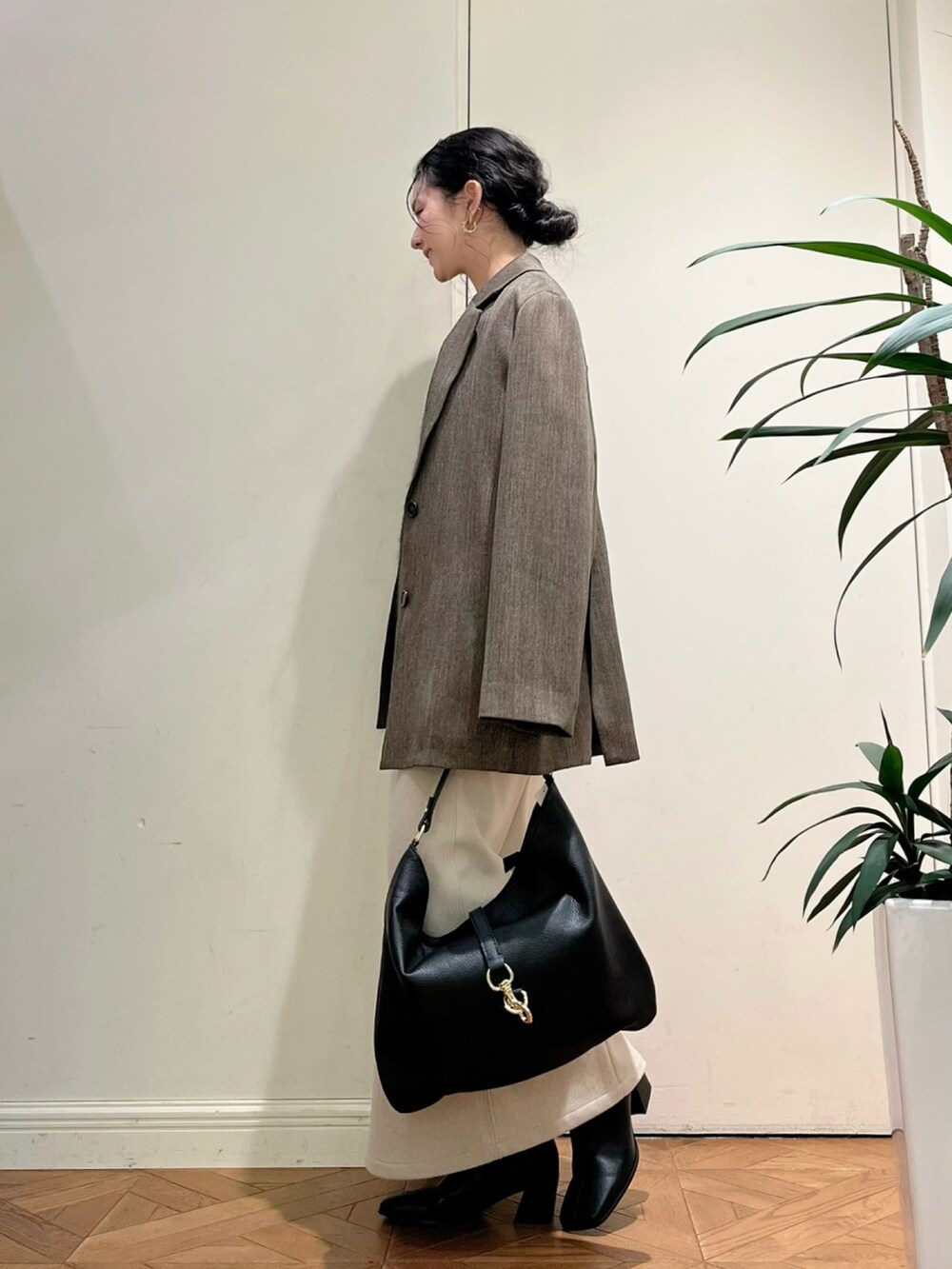 「冬のコーデ、冬アウター、おでかけコーデ、今日のコーデ、大人女子、きれいめカジュアル、キレイめ、冬、ジャケット、ベージュ、ツイード、ニット、ブラウン、フェザー」|「KATHARINE ROSSの【Pillini/ピリーニ】フェザーヤーンニット(ニット/セーター、ブラウン系)」を使った、KATHARINEROSS さん(骨格ウェーブ・レディース・152cm)の冬コーディネートの2枚目の写真