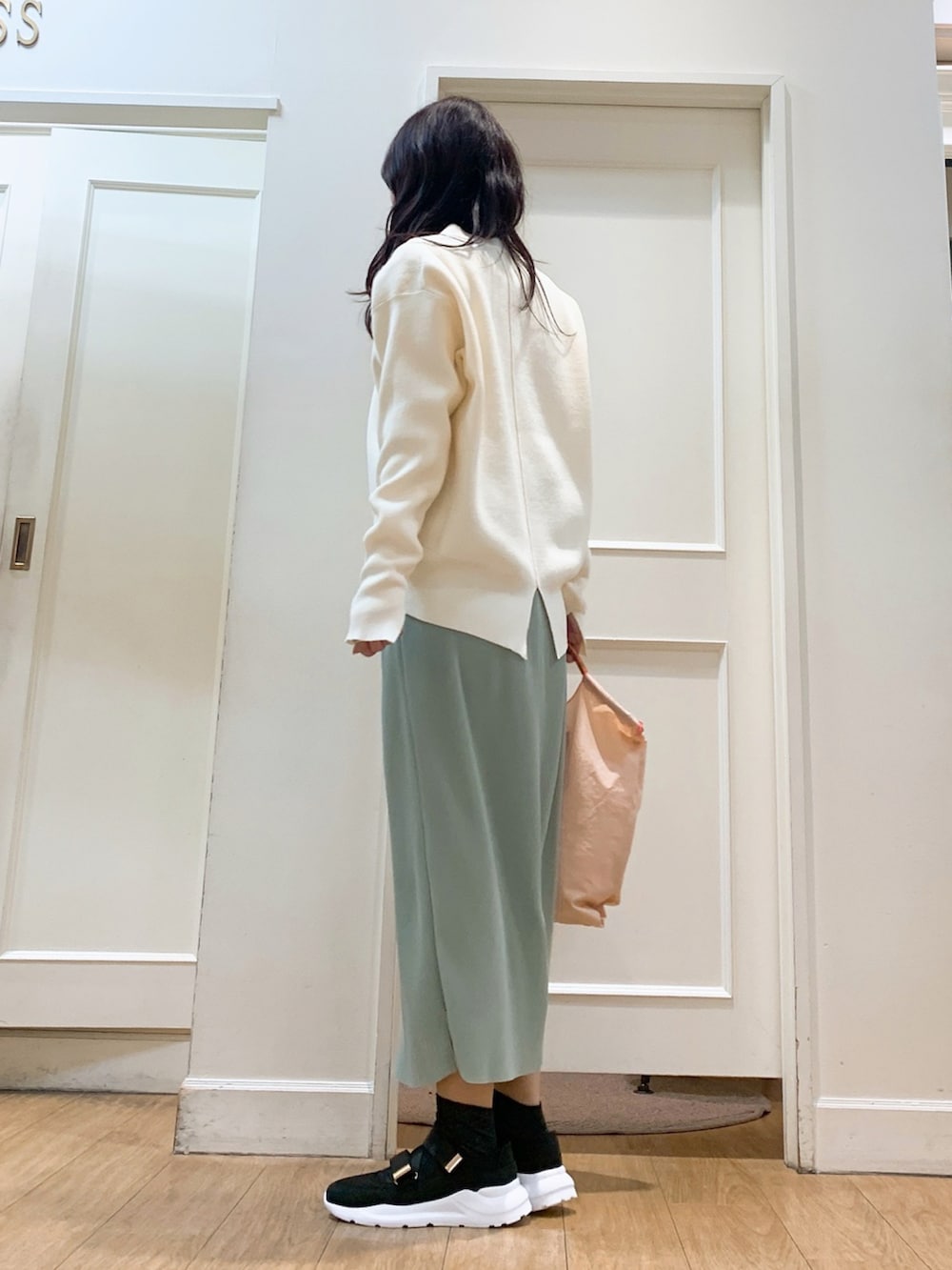 「おでかけコーデ、キレイめカジュアル、オトナカジュアル、休日スタイル、春コーデ、春、オトナ女子、30代コーデ、40代ファッション、ナロースカート、ミントグリーン、Vネック、春カラー、骨格ウェーブ、KATHARINE ROSS」｜「KATHARINE ROSSの【KATHARINE ROSS】 軽量畦Ｖネックカーディガン（カーディガン/ボレロ、ホワイト系）」を使った、KATHARINEROSS さん（骨格ウェーブ・レディース・163cm）の春コーディネートの3枚目の写真