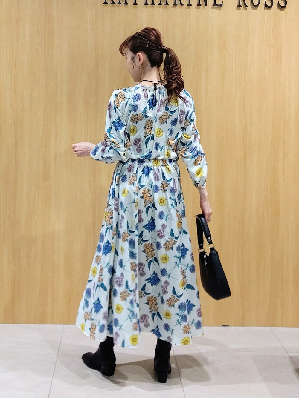 「おでかけコーデ、フェミニン、花柄、花柄スカート、花柄ブラウス、春、春コーデ、キレイめ、30代コーデ、40代ファッション、骨格ウェーブ、KATHARINE ROSS」|「KATHARINE ROSSの【KATHARINE ROSS】イマジナリーフラワープリントブラウス(シャツ/ブラウス、ホワイト系)」を使った、KATHARINEROSS さん(骨格ウェーブ・レディース・164cm)の春コーディネートの2枚目の写真