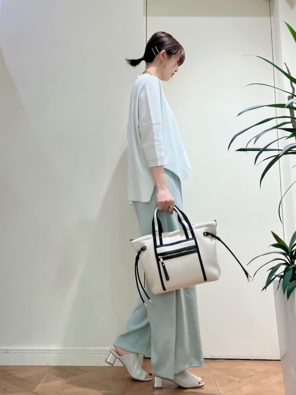 「春めき満開コーデ、春コーデ、パンツスタイル、はるコーデ、ママコーデ、ママファッション、ワイドパンツ、ミントグリーン、カジュアルスタイル、きれいめカジュアル、カーディガン、ホワイト、大人女子、通勤コーデ、KATHARINE ROSS」｜「KATHARINE ROSSの【KATHARINE ROSS】12Gサラッとラメカーディガン（カーディガン/ボレロ、ホワイト系）」を使った、KATHARINEROSS さん（骨格ウェーブ・レディース・164cm）の春コーディネートの2枚目の写真
