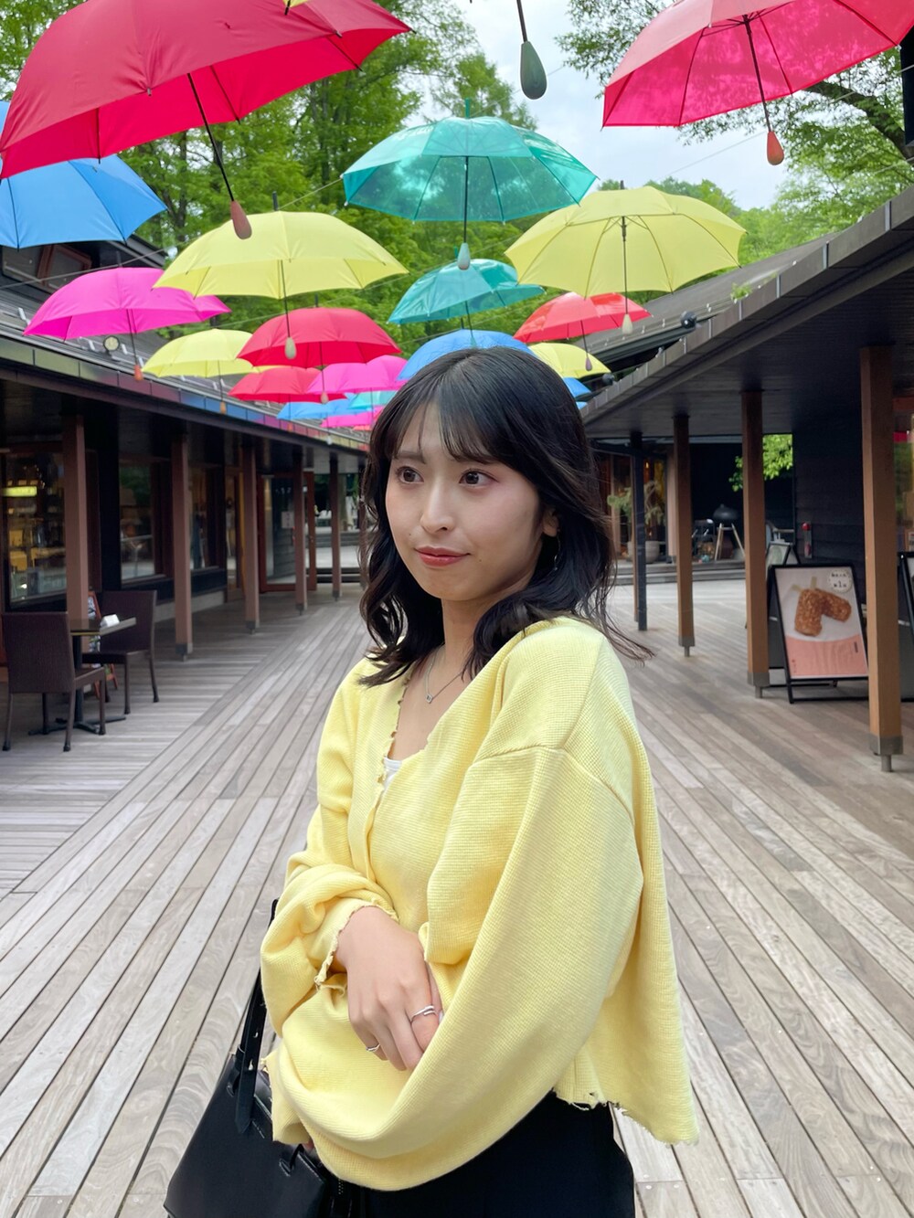 ブラック系のサンダル、イエロー系のカーディガン/ボレロを着用したレディースの夏コーディネートの2枚目の写真