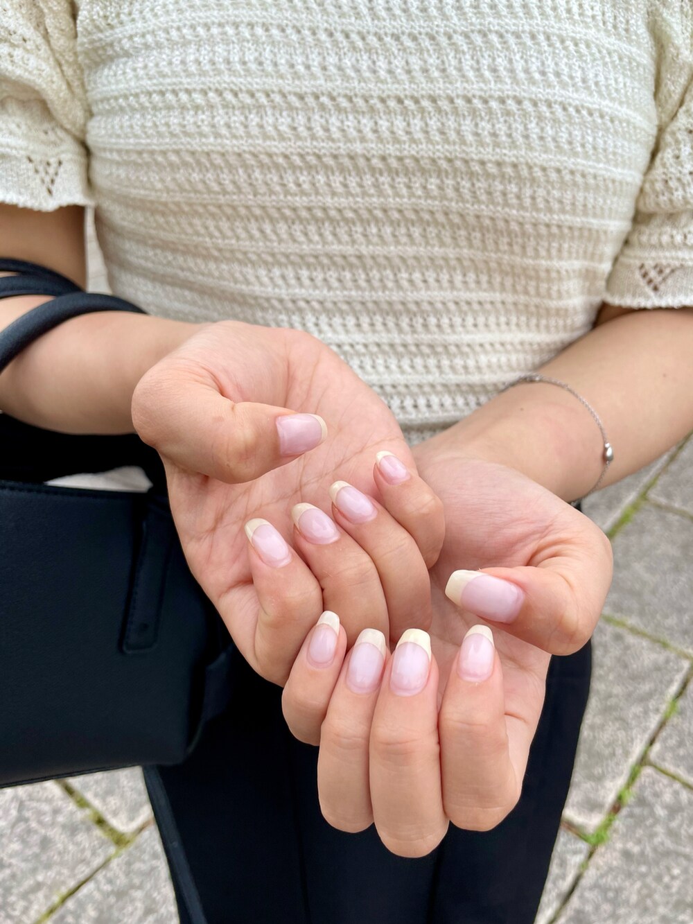 ブラック系のサンダル、ブラック系のショルダーバッグを着用したレディースの秋コーディネートの3枚目の写真