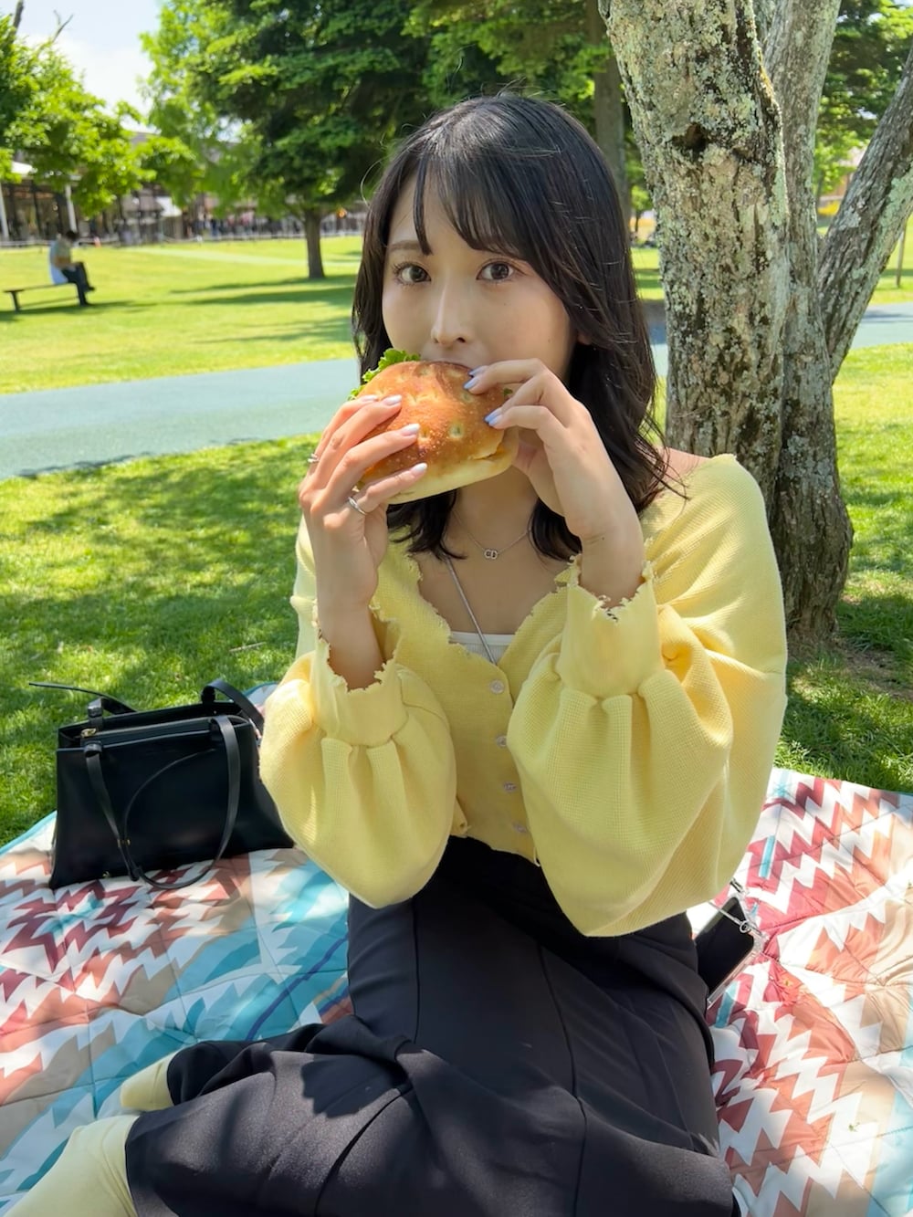 ブラック系のサンダル、イエロー系のカーディガン/ボレロを着用したレディースの夏コーディネートの3枚目の写真