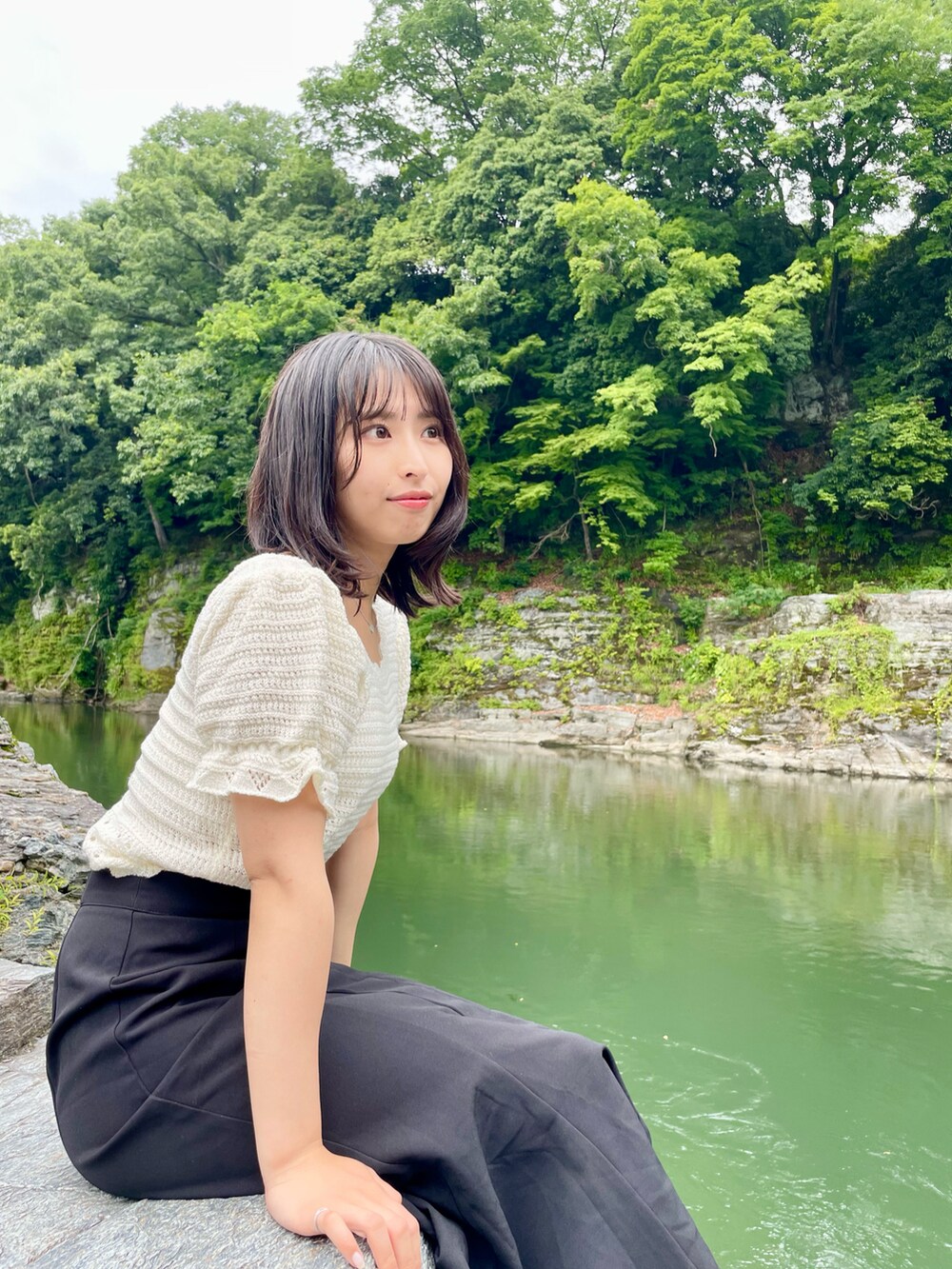 ブラック系のサンダル、ブラック系のショルダーバッグを着用したレディースの秋コーディネートの2枚目の写真