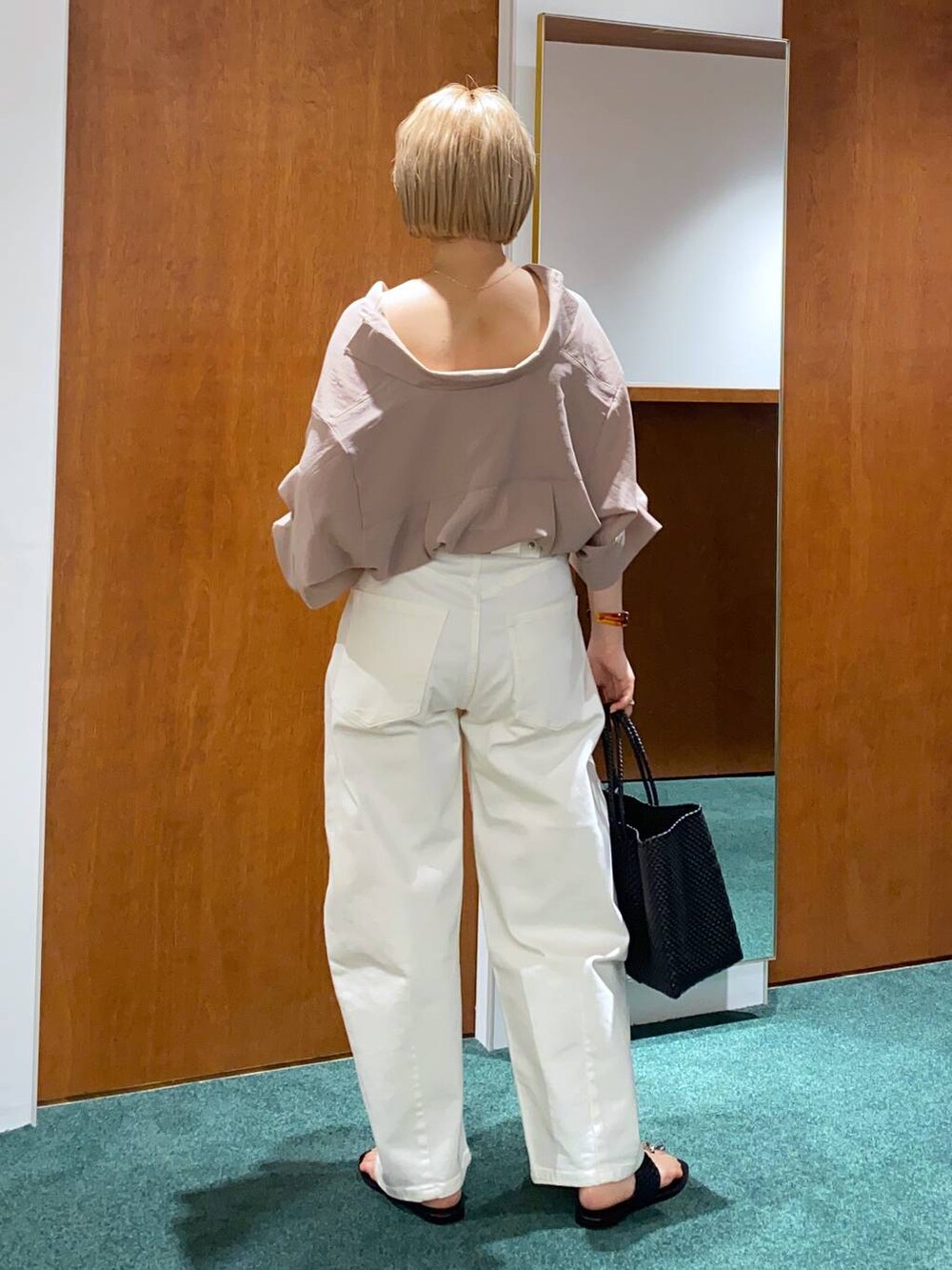「低身長、体型カバー、休日コーデ、きれいめ、カジュアル、BARNYARDSTORM、デニムパンツ、シャツ、シャツスタイル」｜「BARNYARDSTORMのBARNYARDSTORM / 2WAYスリーブポプリンシャツ【WEB限定カラー】（シャツ/ブラウス、ベージュ系）」を使った、BARNYARDSTORM / 碧さん（レディース・155cm）の春コーディネートの3枚目の写真