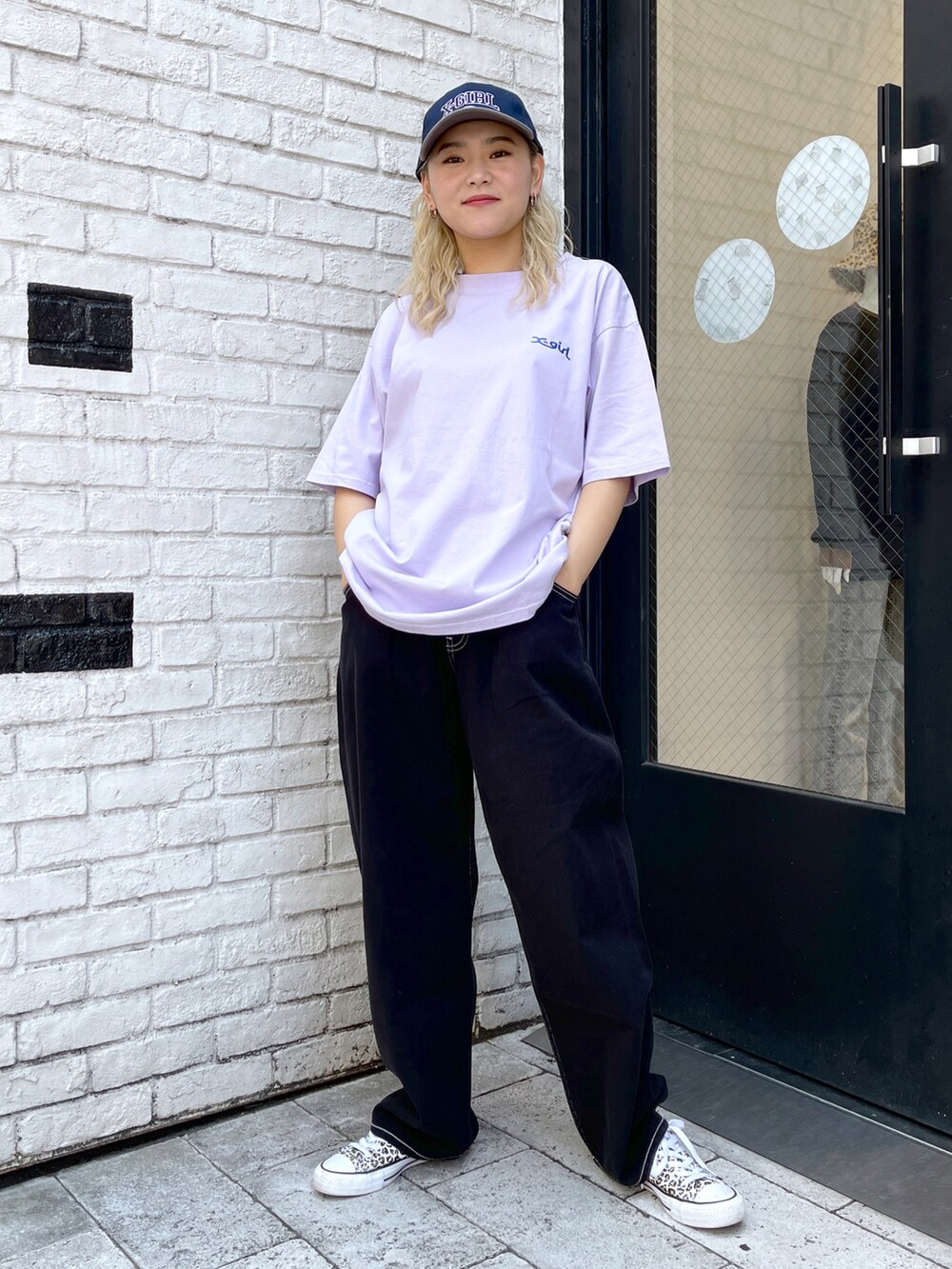 ホワイト系のTシャツ/カットソー、ブルー系のデニムパンツ、ブラウン系のキャップを着用したレディースの夏コーディネートの2枚目の写真