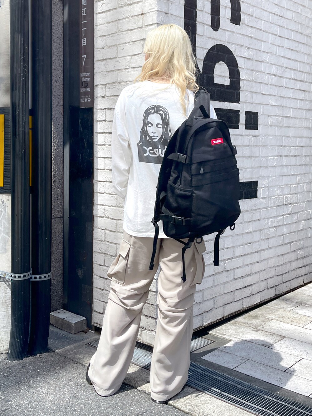 グレー系のTシャツ/カットソー、ブラック系のその他パンツを着用したレディースの夏コーディネートの2枚目の写真