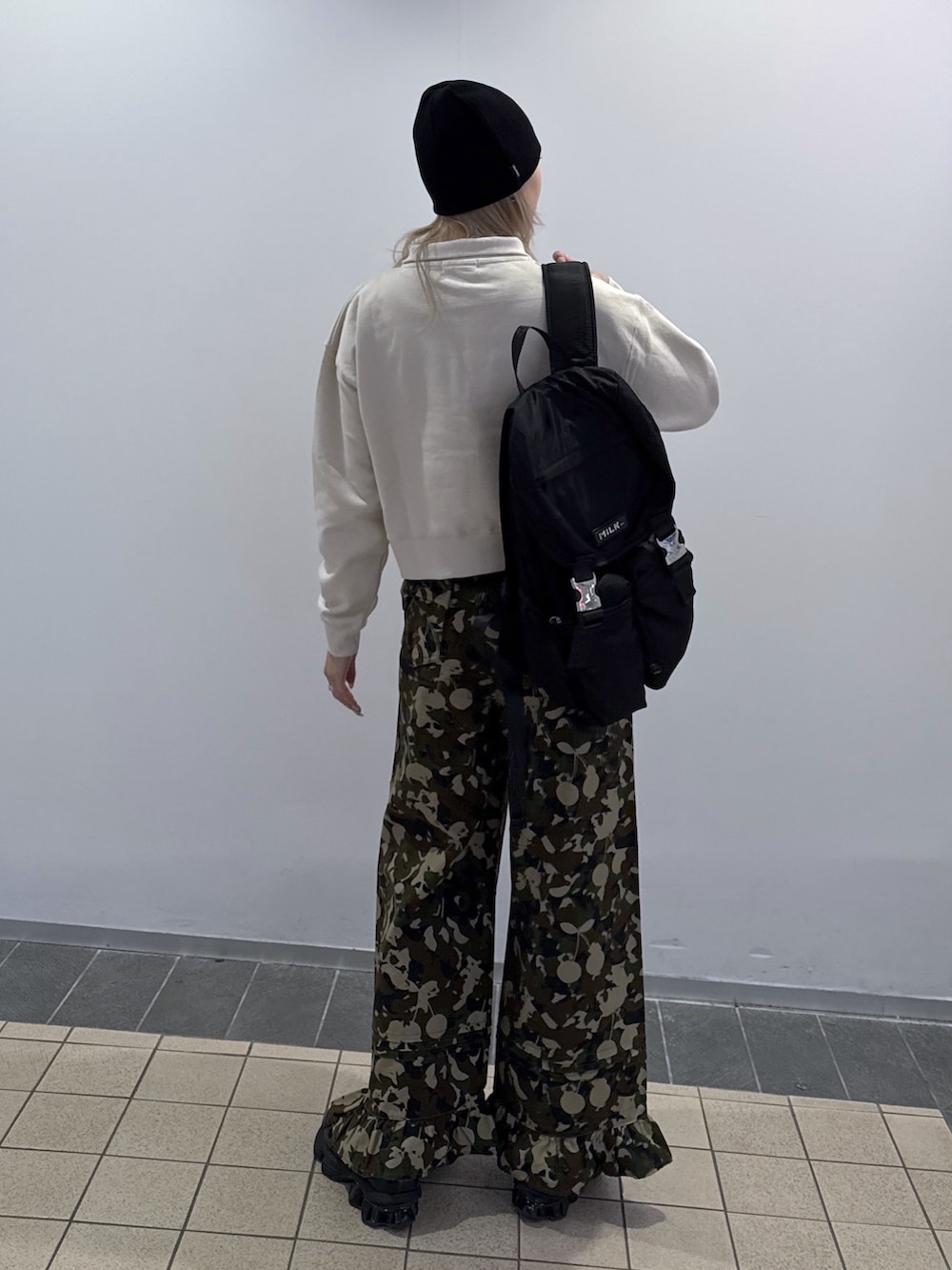 グリーン系のその他パンツ、ホワイト系のスウェット、ブラック系のニットキャップ/ビーニーを着用したレディースの秋コーディネートの2枚目の写真