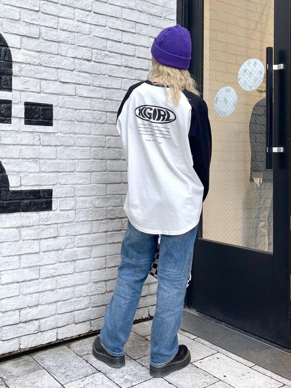 ホワイト系のTシャツ/カットソー、ホワイト系のハンドバッグ、ブルー系のデニムパンツを着用したレディースの夏コーディネートの2枚目の写真