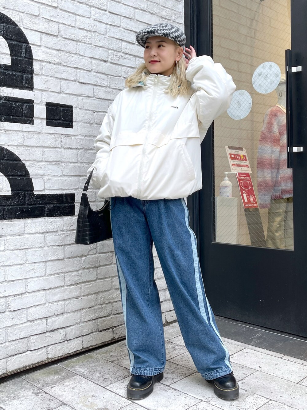 「xgirl、Xgirl_ootd、大人カジュアル、秋冬コーデ、シンプルコーデ、パンツスタイル、シンプルスタイル、ビッグシルエット、オーバーサイズ、デニムパンツ、リバーシブルジャケット、ラインパンツ、ハンチング、ミニバッグ、Dr.Martens」｜「X-girlのHUNTING CAP（ハンチング/ベレー帽、ブラック系）」を使った、出村彩乃さん（レディース・159cm）の秋コーディネートの2枚目の写真