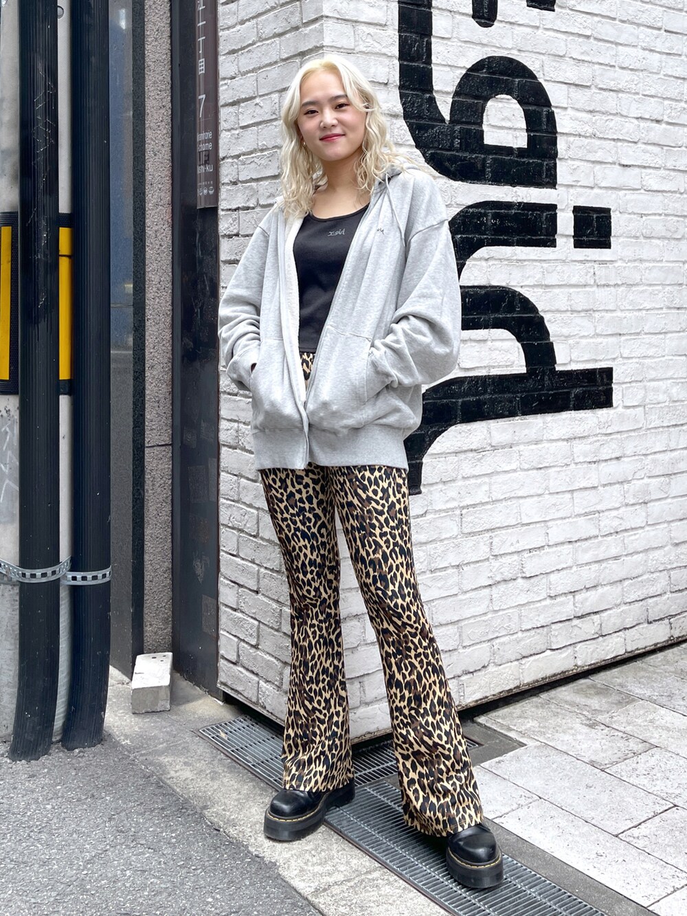 ホワイト系のその他パンツ、グレー系のパーカーを着用したレディースの夏コーディネートの2枚目の写真