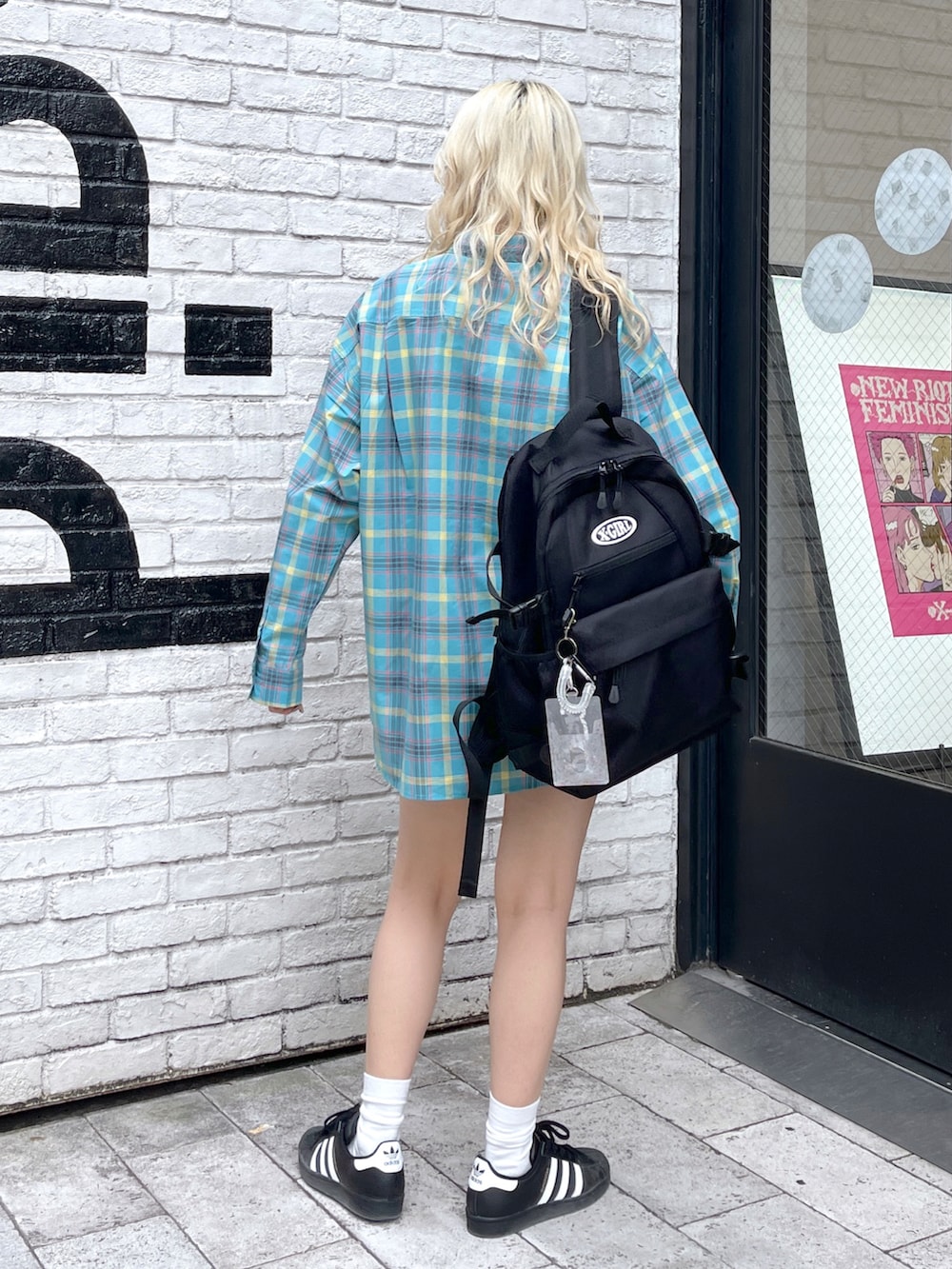 グレー系のシャツ/ブラウスを着用したレディースの秋コーディネートの2枚目の写真