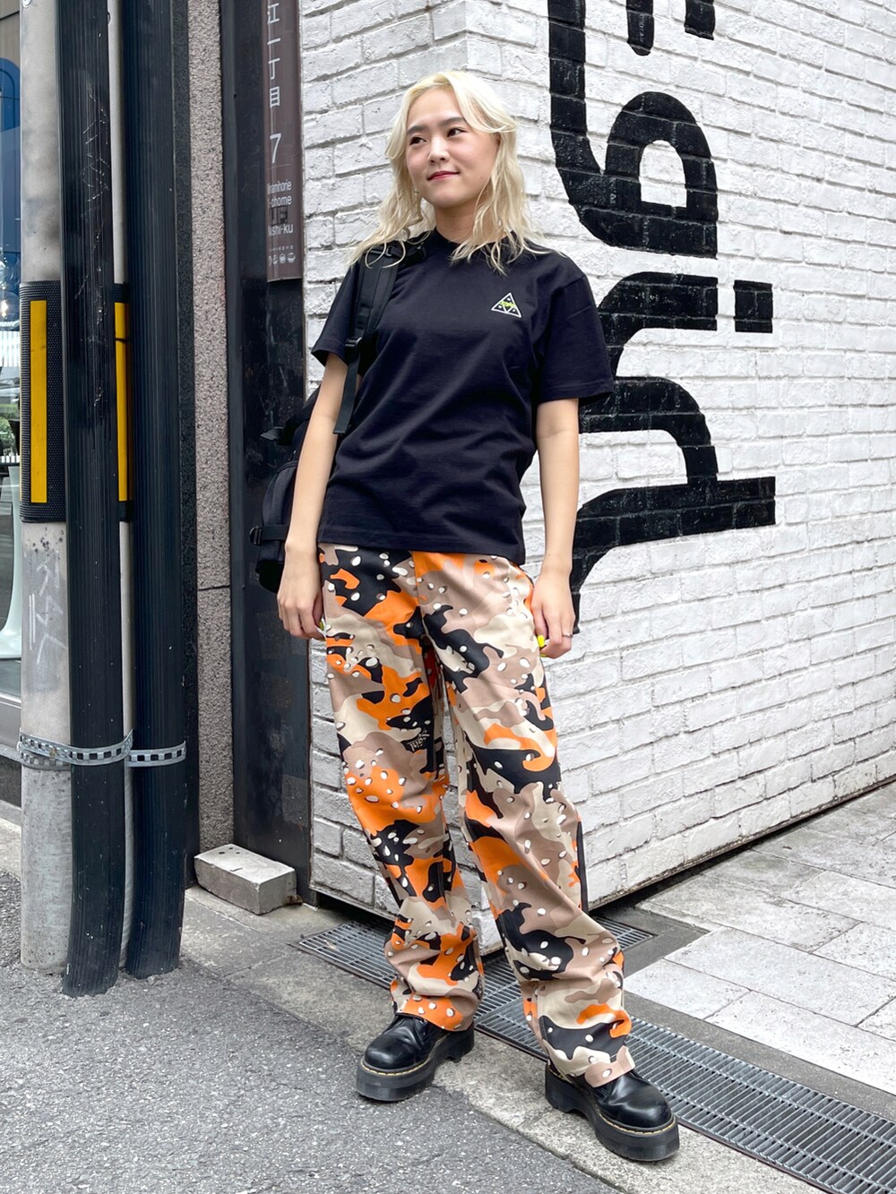 ブラック系のバックパック/リュック、ブラック系のTシャツ/カットソー、その他のその他パンツを着用したレディースの夏コーディネートの2枚目の写真