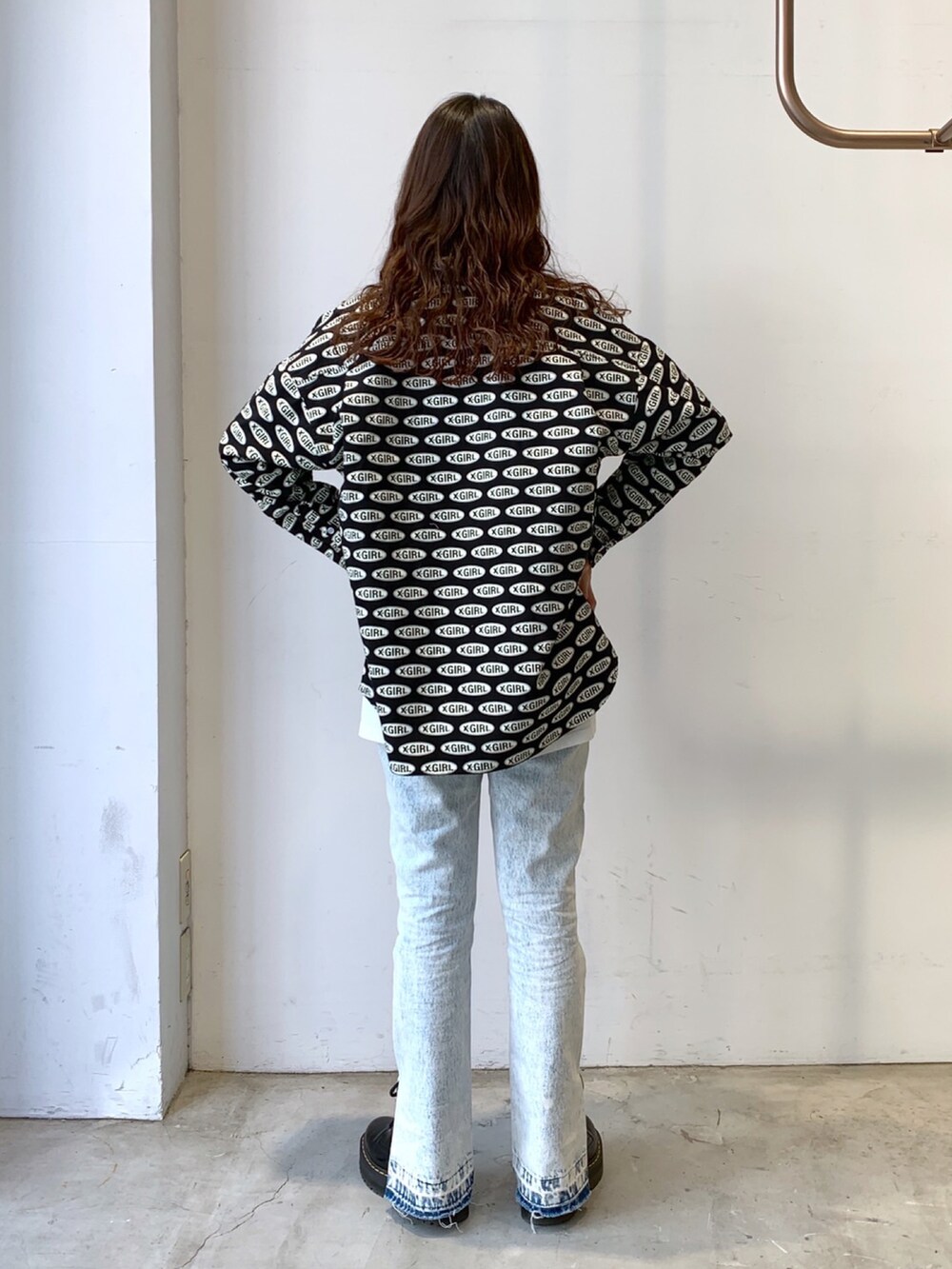 ブラック系のシャツ/ブラウス、ホワイト系のTシャツ/カットソー、ブルー系のデニムパンツを着用したレディースの春コーディネートの2枚目の写真