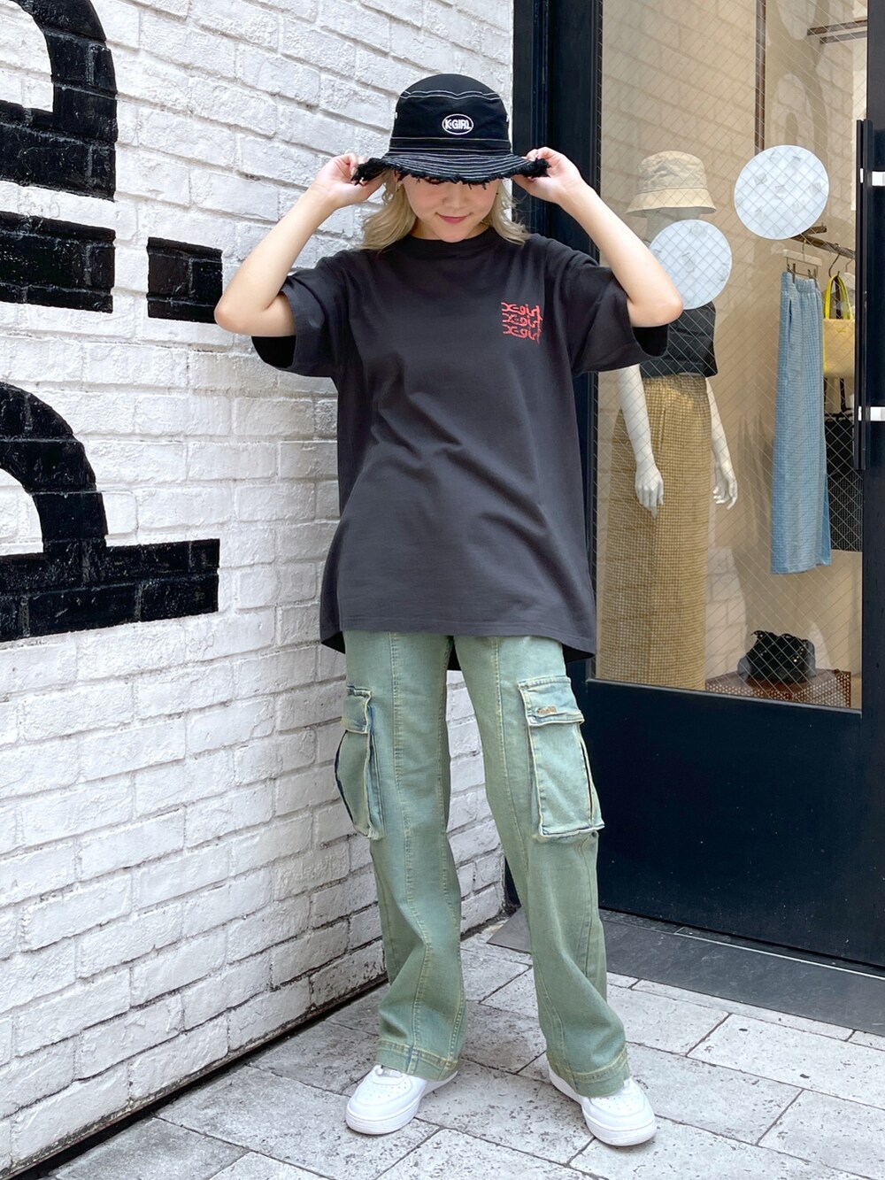 グレー系のTシャツ/カットソー、ベージュ系のカーゴパンツ、ブルー系のハットを着用したレディースの夏コーディネートの2枚目の写真