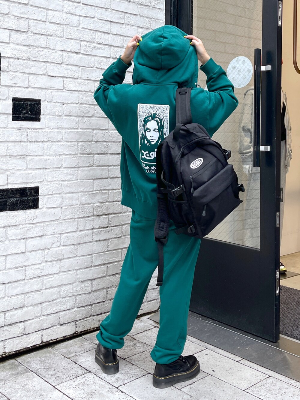 ホワイト系のキャミソール、ブラック系のバックパック/リュック、グレー系のパーカーを着用したレディースの夏コーディネートの2枚目の写真