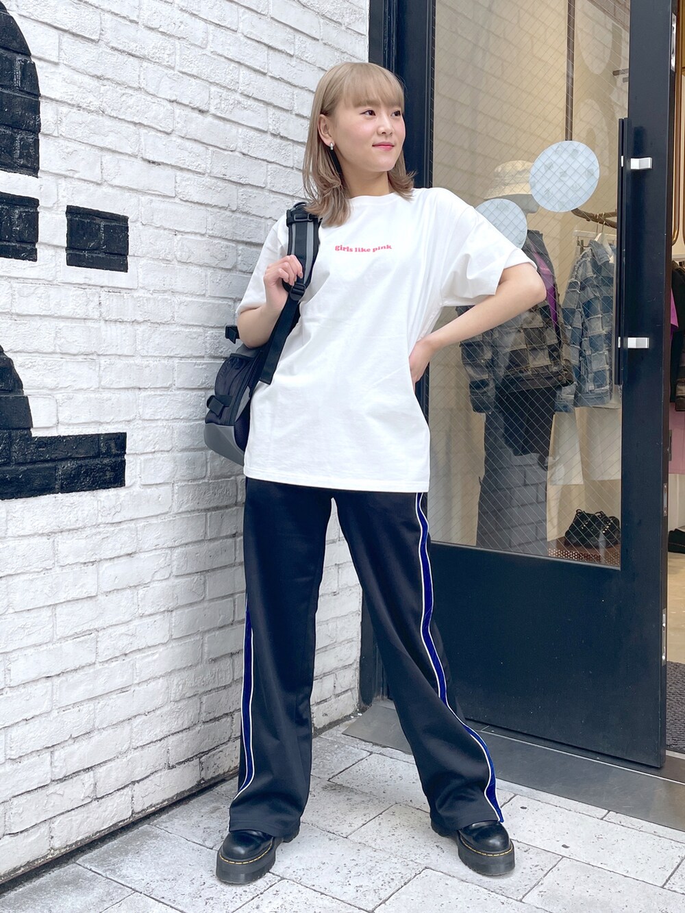 ホワイト系のTシャツ/カットソー、ブラック系のその他パンツ、グレー系のバックパック/リュックを着用したレディースの春コーディネートの2枚目の写真