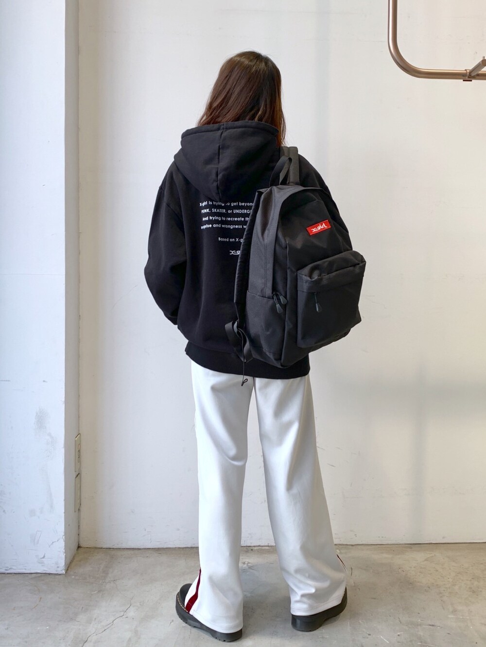 ブラック系のパーカー、グレー系のその他パンツを着用したレディースの春コーディネートの2枚目の写真