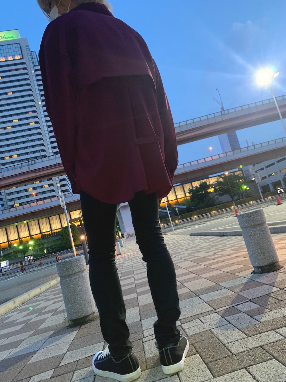 レッド系のシャツ/ブラウス、ブラック系のスニーカー、ブラック系のその他パンツを着用したメンズの夏コーディネートの2枚目の写真