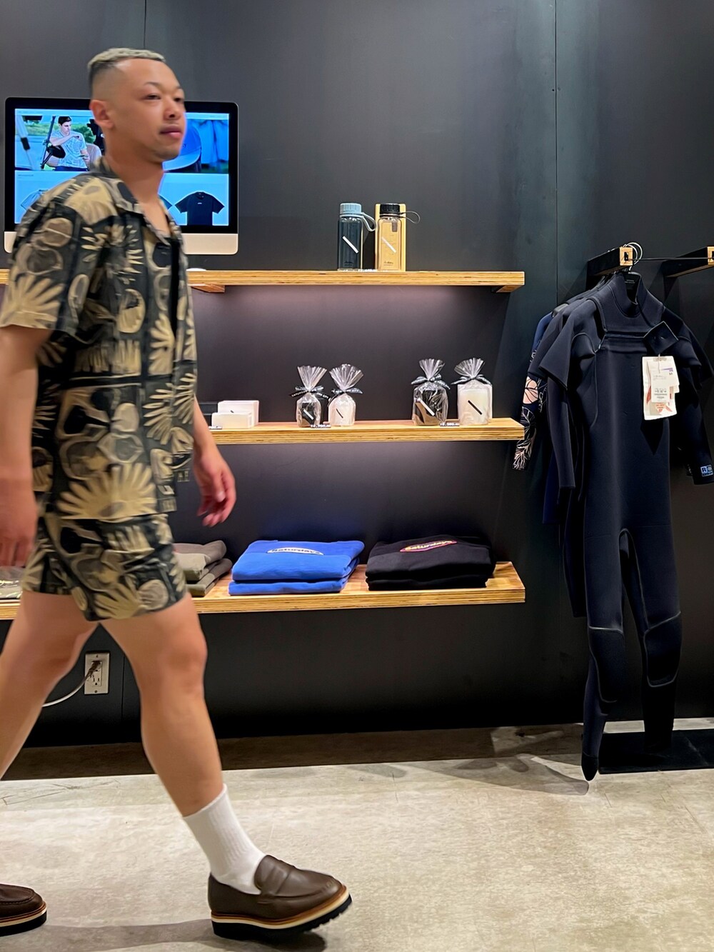 グリーン系のシャツ/ブラウス、ブラック系のその他パンツ、グリーン系のローファーを着用したメンズの春コーディネートの4枚目の写真