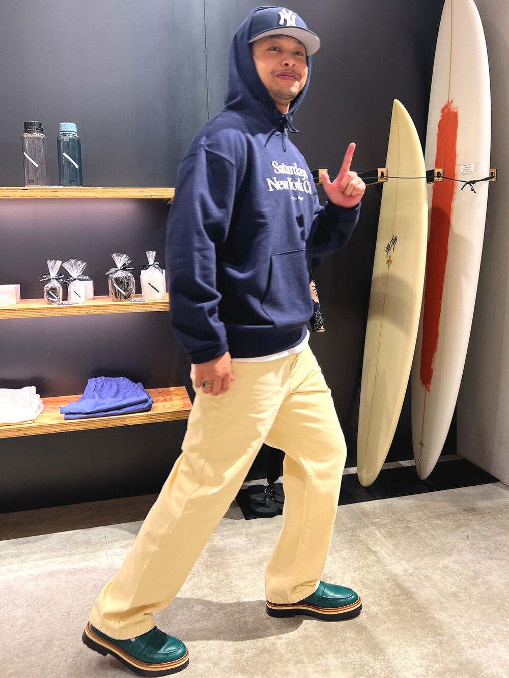 ブルー系のパーカー、ベージュ系のチノパンツ、グリーン系のローファーを着用したメンズの夏コーディネートの4枚目の写真