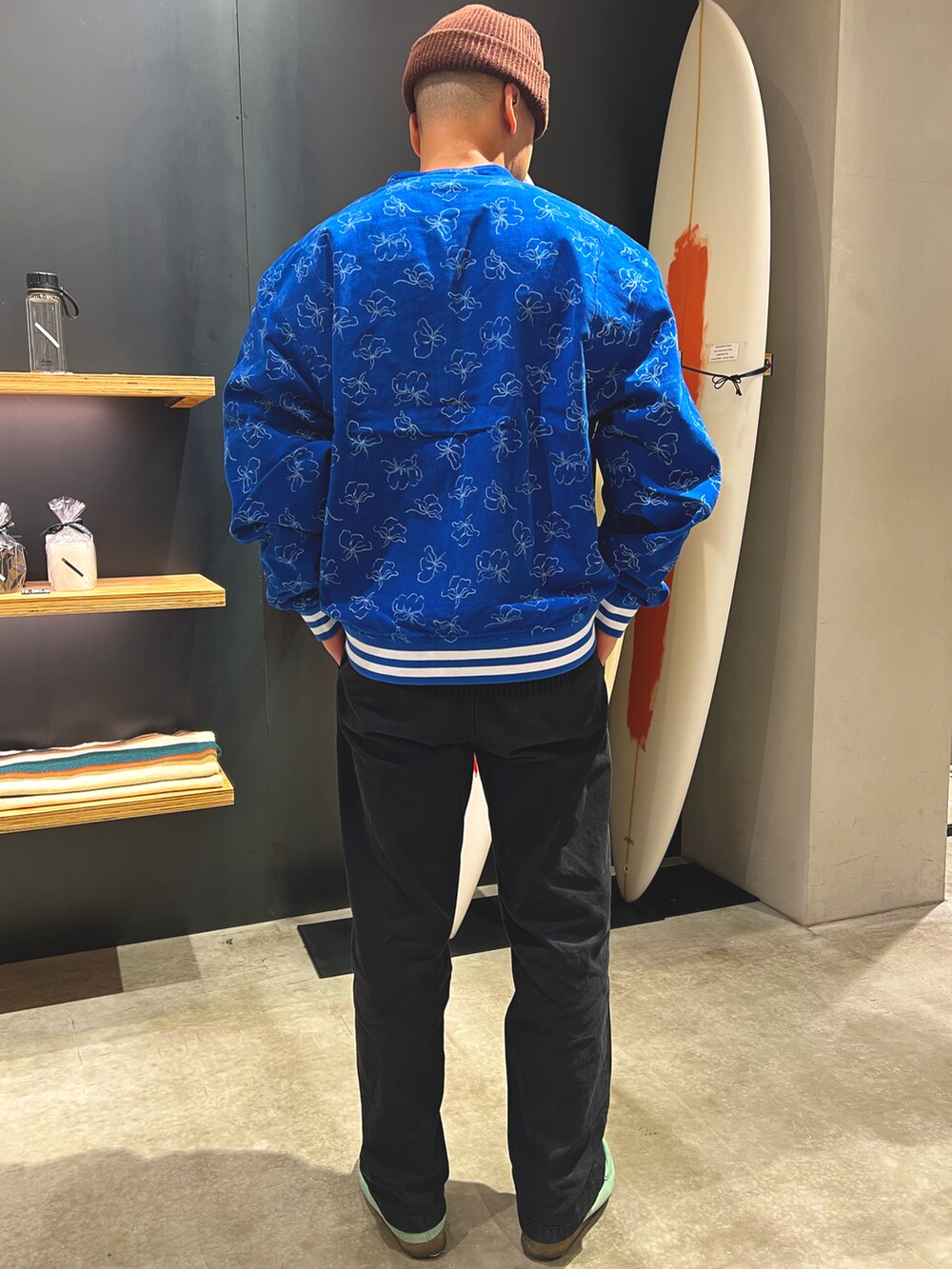 ブルー系のその他アウター、ブラック系のカーディガン/ボレロ、ブラック系のチノパンツを着用したメンズの冬コーディネートの2枚目の写真