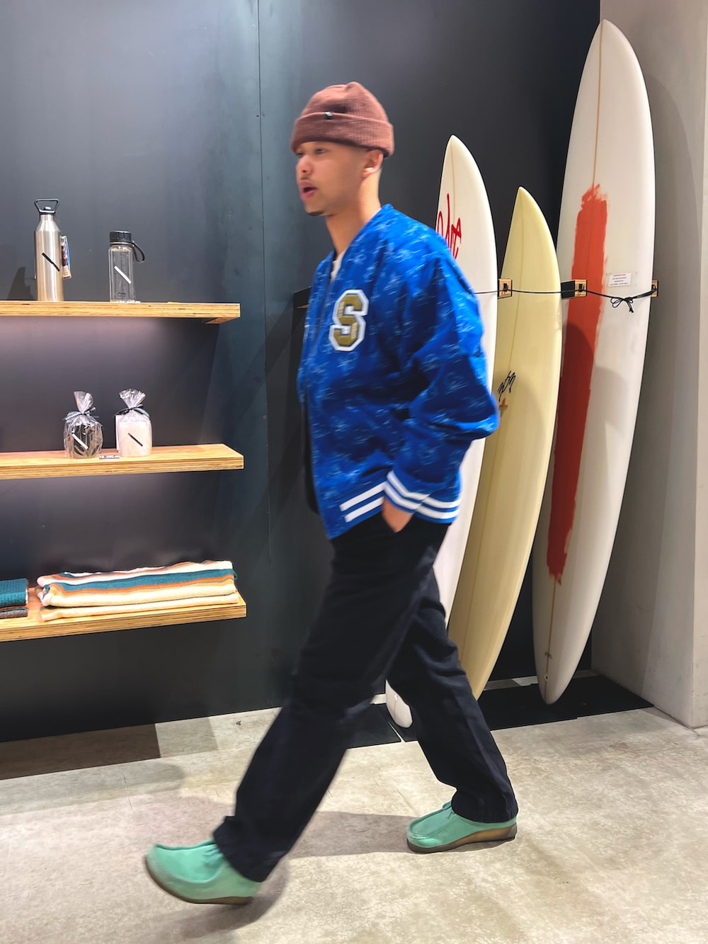 ブルー系のその他アウター、ブラック系のカーディガン/ボレロ、ブラック系のチノパンツを着用したメンズの冬コーディネートの3枚目の写真