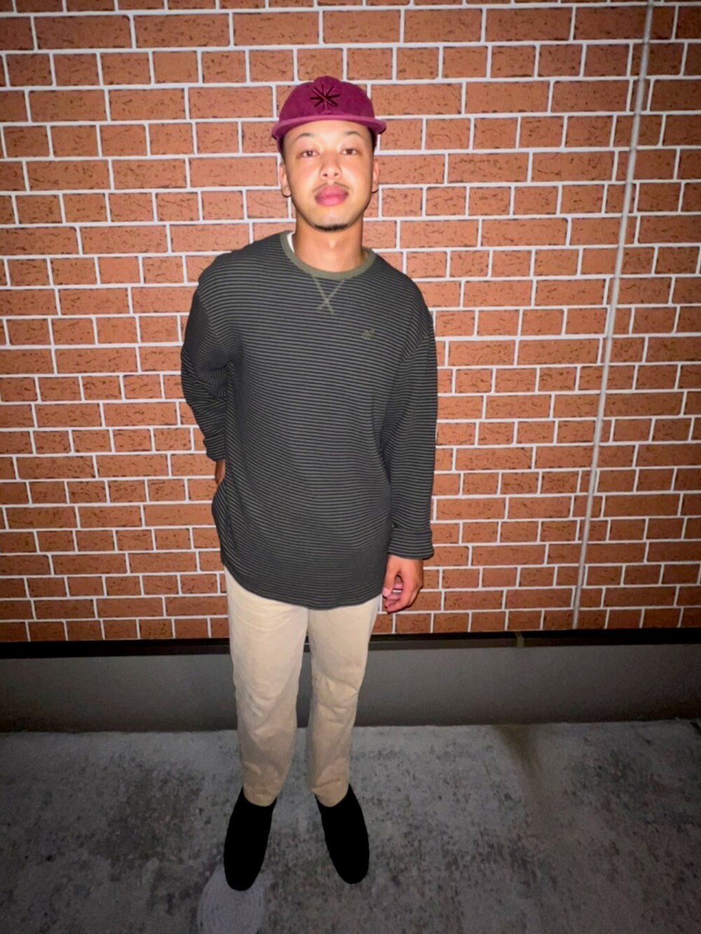 グリーン系のニット/セーター、その他のキャップを着用したメンズの秋コーディネートの3枚目の写真