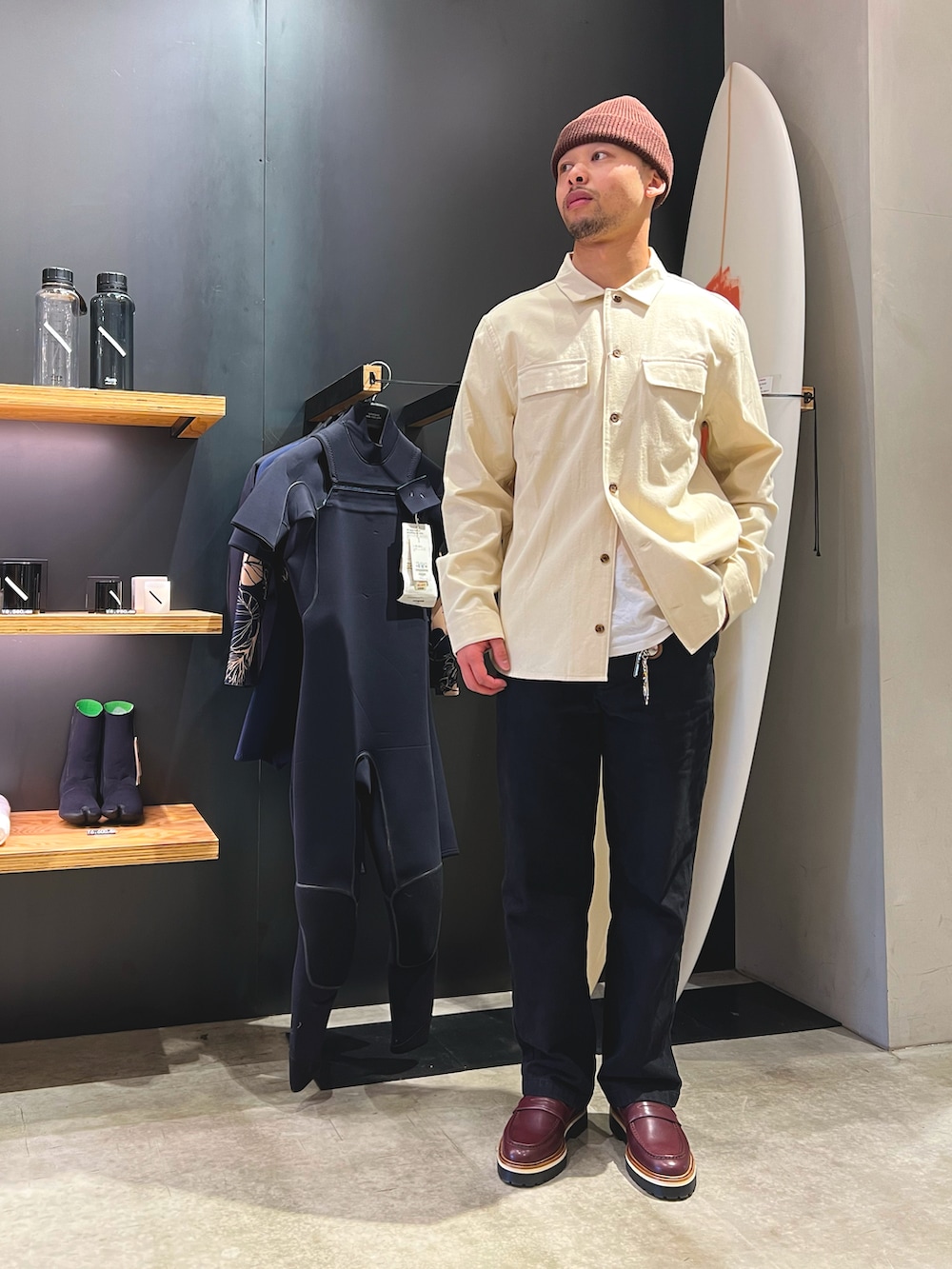 ベージュ系のシャツ/ブラウス、ブラック系のチノパンツ、パープル系のローファーを着用したメンズの冬コーディネートの4枚目の写真