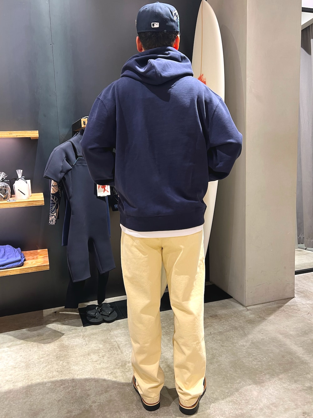 ブルー系のパーカー、ベージュ系のチノパンツ、グリーン系のローファーを着用したメンズの夏コーディネートの2枚目の写真