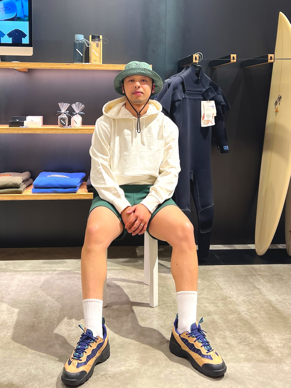 ホワイト系のスウェット、グリーン系のスウェットパンツ、グリーン系のハットを着用したメンズの春コーディネートの5枚目の写真