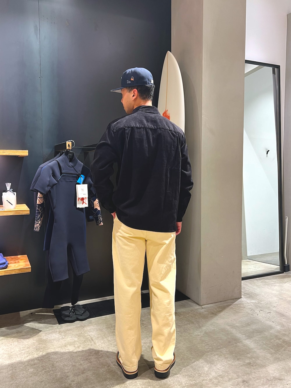 ブラック系のシャツ/ブラウス、ベージュ系のパンツ、ホワイト系のTシャツ/カットソーを着用したメンズの夏コーディネートの3枚目の写真