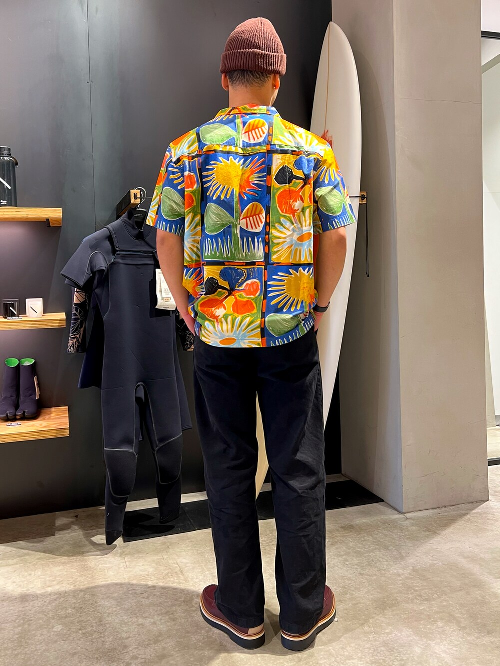 ブルー系のシャツ/ブラウス、ブラック系のチノパンツ、パープル系のローファーを着用したメンズの冬コーディネートの2枚目の写真