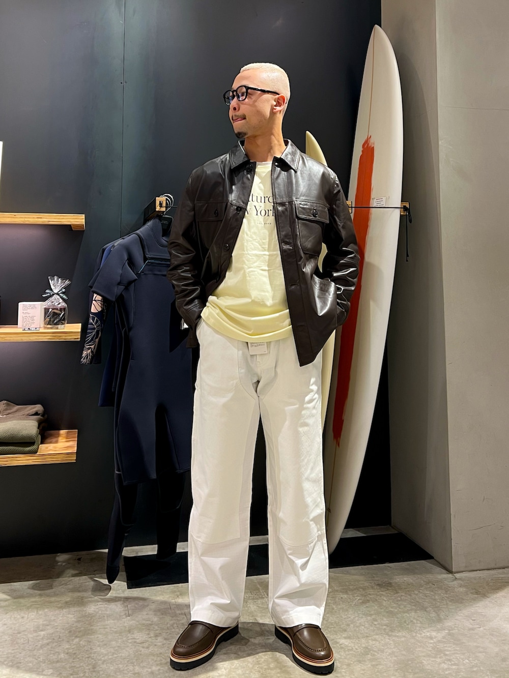 ブラウン系のその他アウター、グリーン系のローファー、ベージュ系のTシャツ/カットソーを着用したメンズの春コーディネートの2枚目の写真