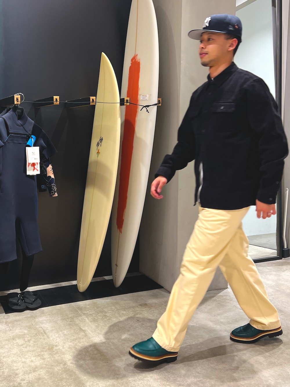 ブラック系のシャツ/ブラウス、ベージュ系のパンツ、ホワイト系のTシャツ/カットソーを着用したメンズの夏コーディネートの4枚目の写真