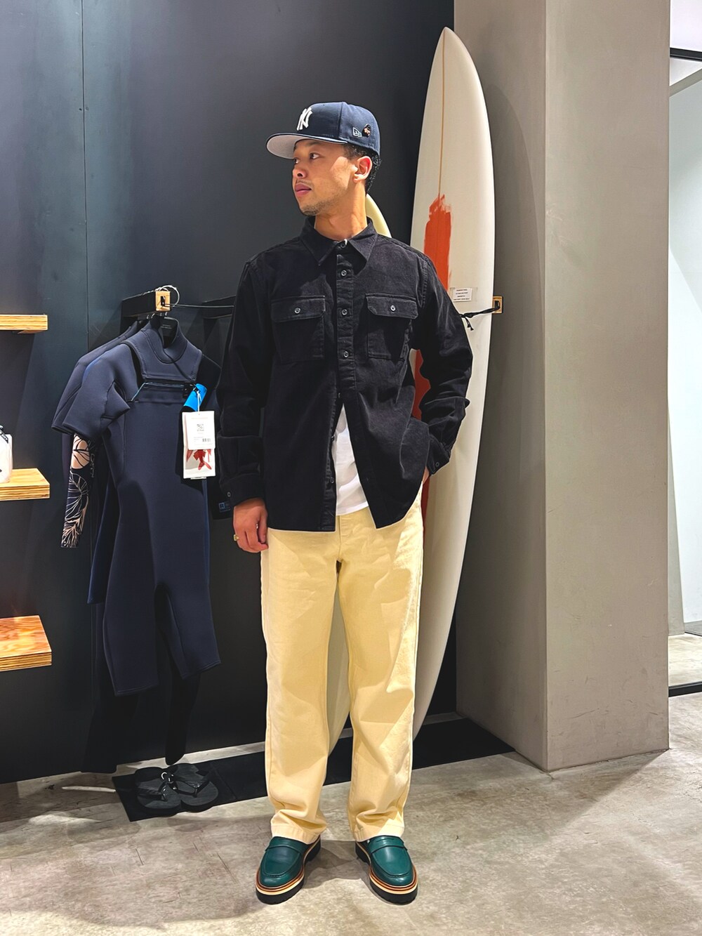 ブラック系のシャツ/ブラウス、ベージュ系のパンツ、ホワイト系のTシャツ/カットソーを着用したメンズの夏コーディネートの2枚目の写真