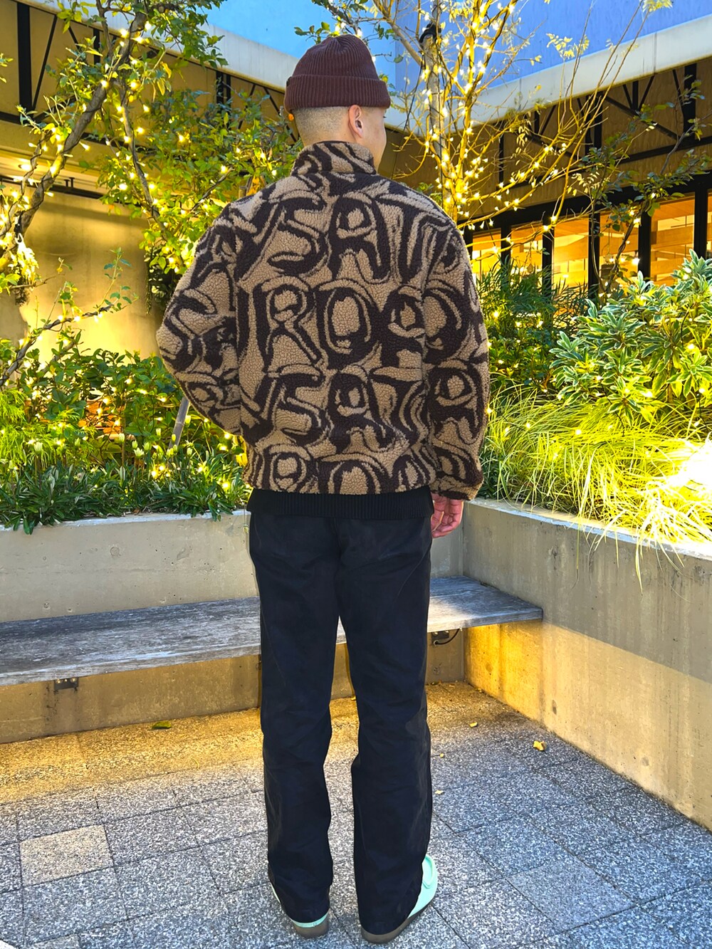 ブラウン系のその他アウター、ブラック系のデニムパンツ、ブラウン系のニットキャップ/ビーニーを着用したメンズの秋コーディネートの2枚目の写真