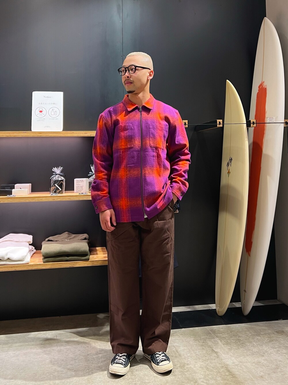 パープル系のシャツ/ブラウス、ブラウン系のその他パンツ、ホワイト系のTシャツ/カットソーを着用したメンズの春コーディネートの2枚目の写真