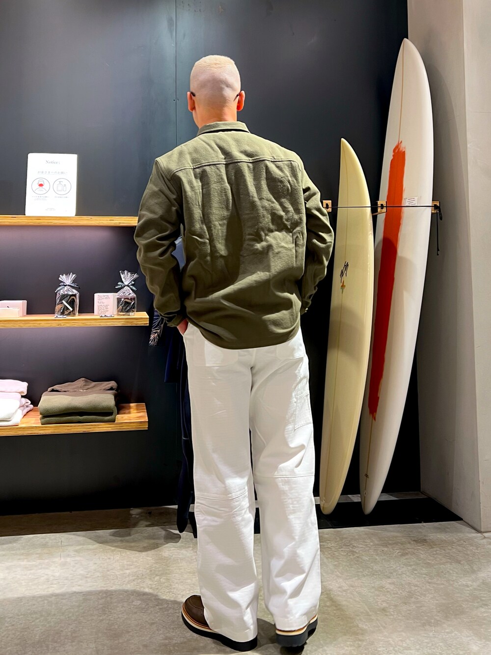 グリーン系のシャツ/ブラウスを着用したメンズの春コーディネートの3枚目の写真