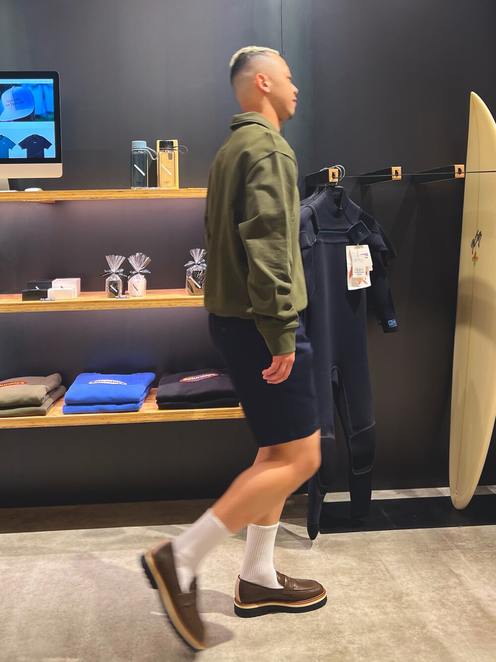 グリーン系のTシャツ/カットソー、ブルー系のパンツ、グリーン系のローファーを着用したメンズの春コーディネートの4枚目の写真