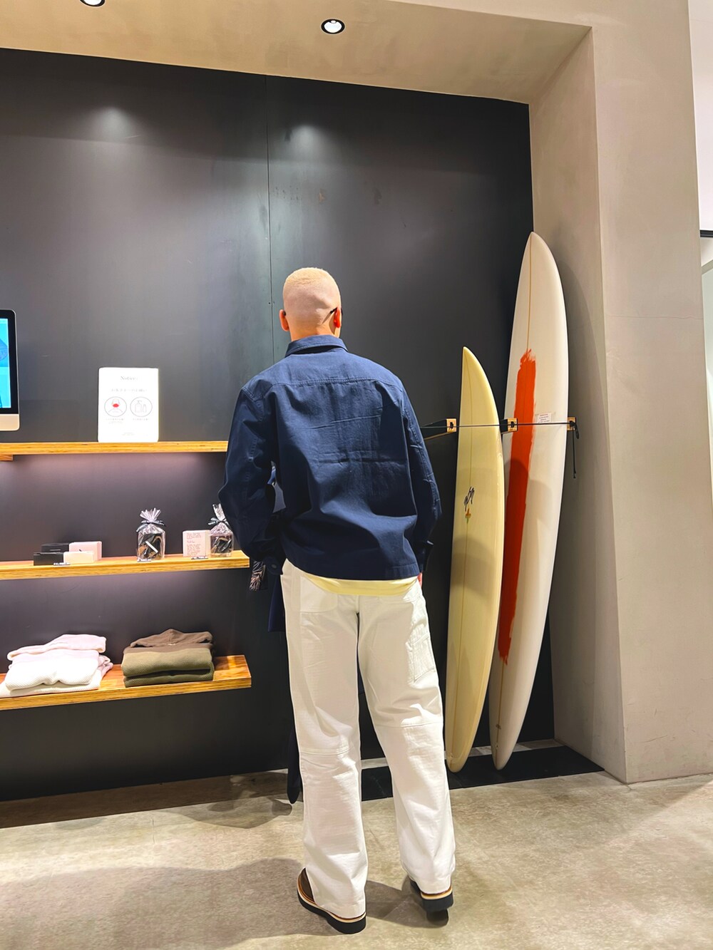 ブルー系のその他アウター、ホワイト系のその他パンツ、グリーン系のローファーを着用したメンズの春コーディネートの4枚目の写真